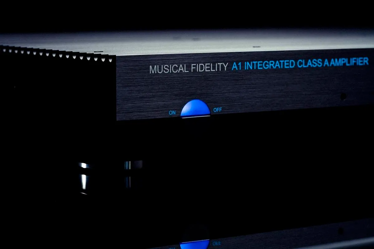 Musical Fidelityn A1 -integroitu vahvistin; modernilla kosketuksella varustettu klassikko