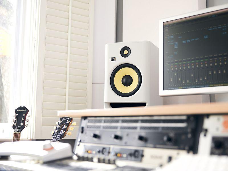 KRK:lta valkoinen versio Rokit G4 -studiomonitorikaiuttimista
