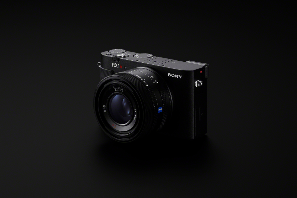A compact camera worth 4000 euros? For whom?