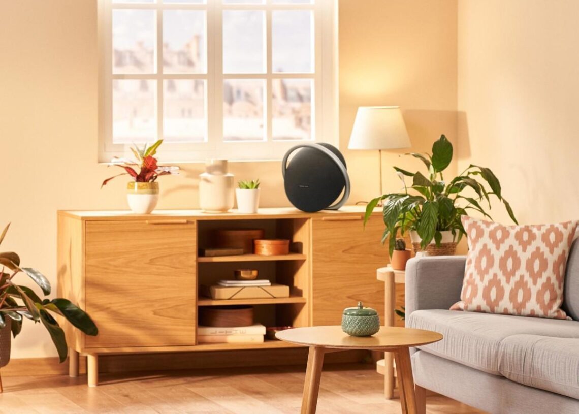 Onyx Studio 8 portable home speaker from Harman Kardon