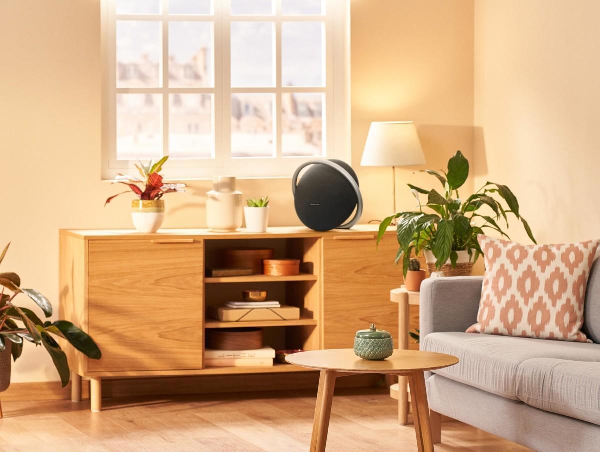 Onyx Studio 8 portable home speaker from Harman Kardon