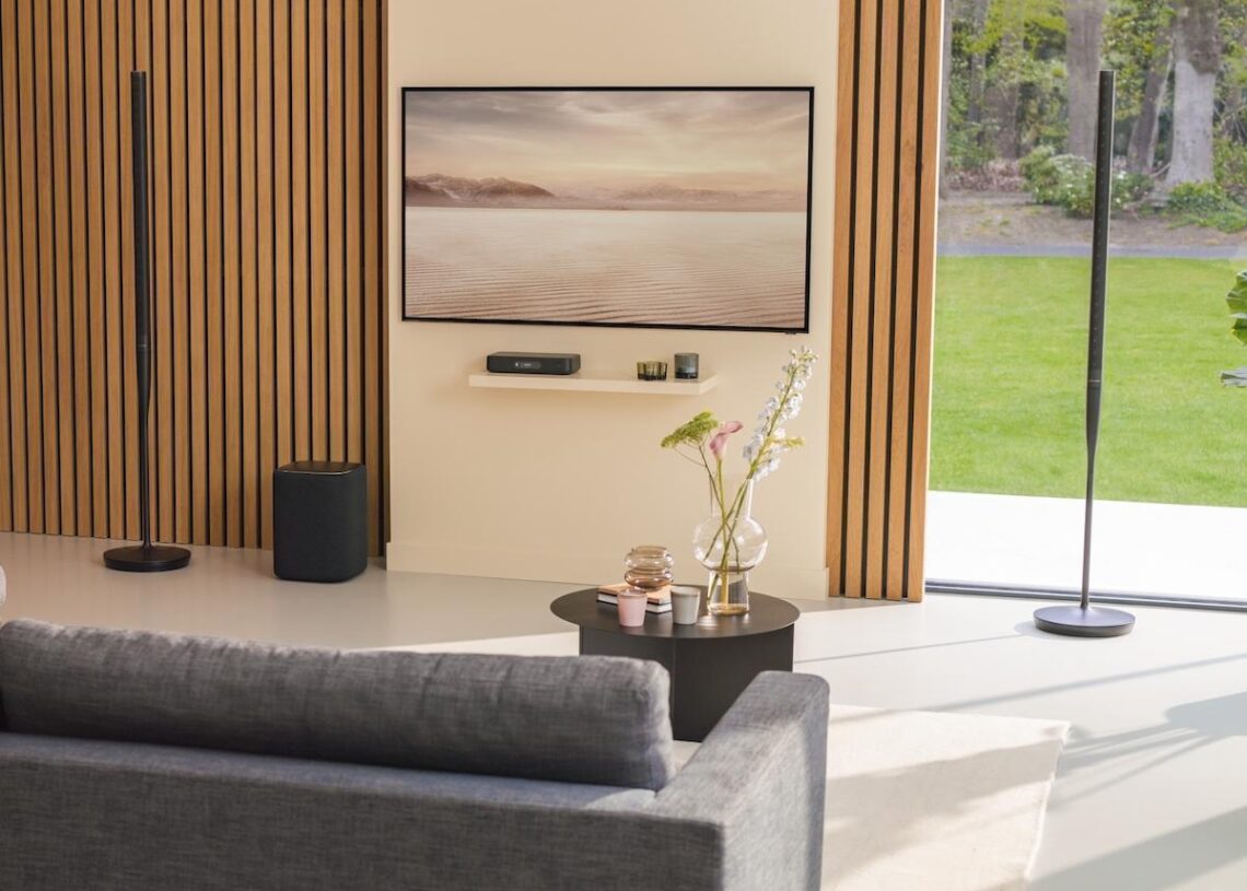 Harman Kardon esitteli hurjan ohuilla kaiuttimilla varustetun Radiance 2400 -kotiaudiojärjestelmän