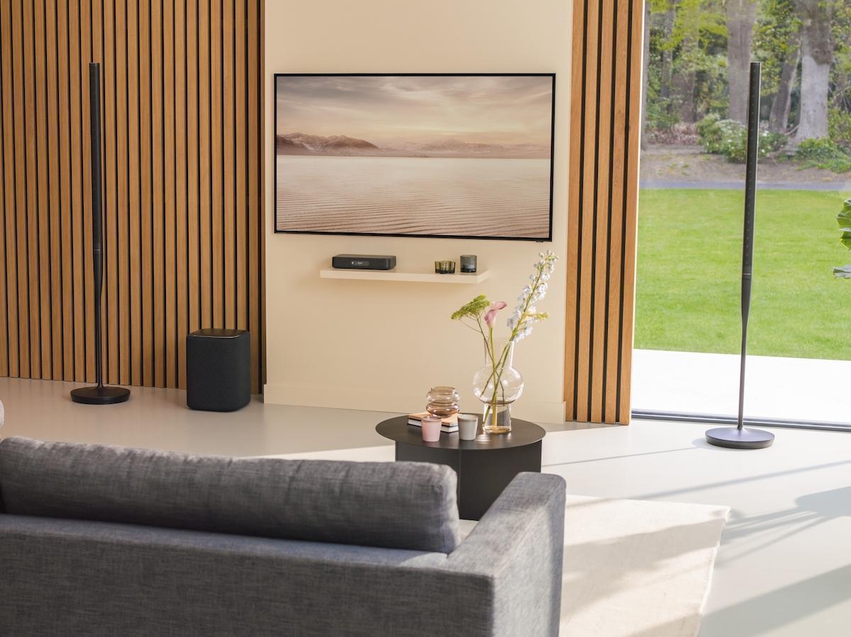 Harman Kardon esitteli hurjan ohuilla kaiuttimilla varustetun Radiance 2400 -kotiaudiojärjestelmän
