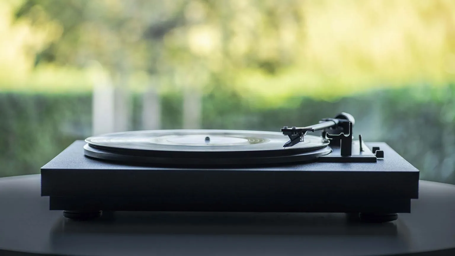 Kokeilussa Pro-Ject A1: Se Vaivattomampi vinyylinpyöritin