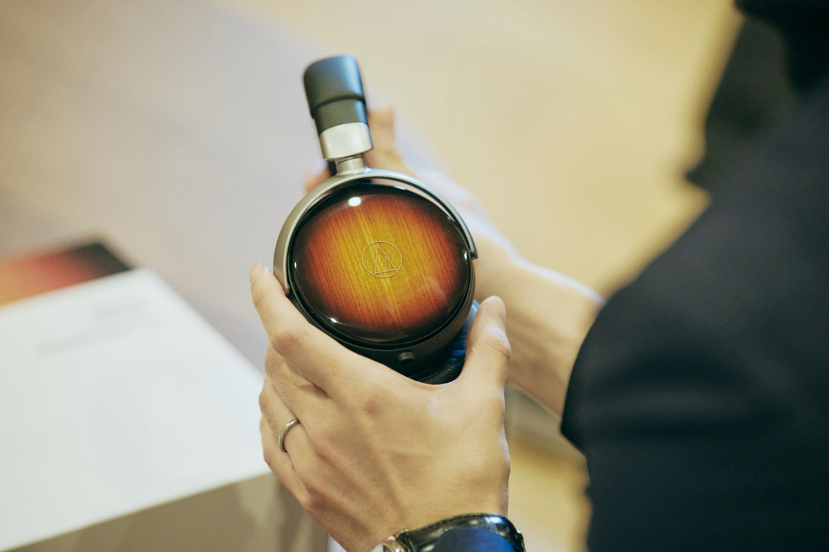 Audio-Technican puukuulokkeisiin saatiin kitaroista tuttu sunburst-ilme