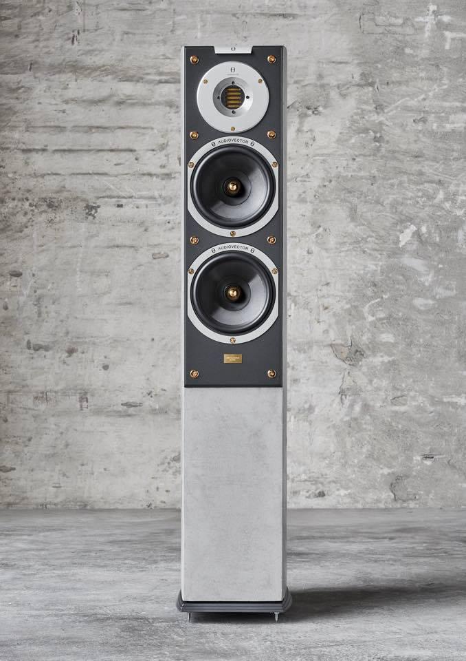 Audiovector kuorrutti kaiuttimensa betonilla