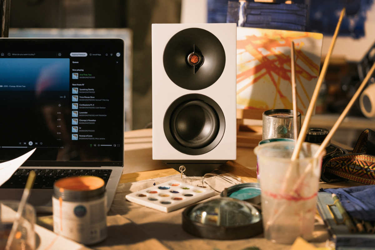 Cambridge Audio L/R S tuo aktiivikaiuttimet työpöydälle ja pieniin tiloihin