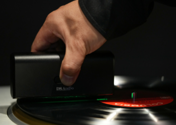 DS Audio SC-001 cleans the grooves on vinyl records by vibrating – the price is 1,450 euros