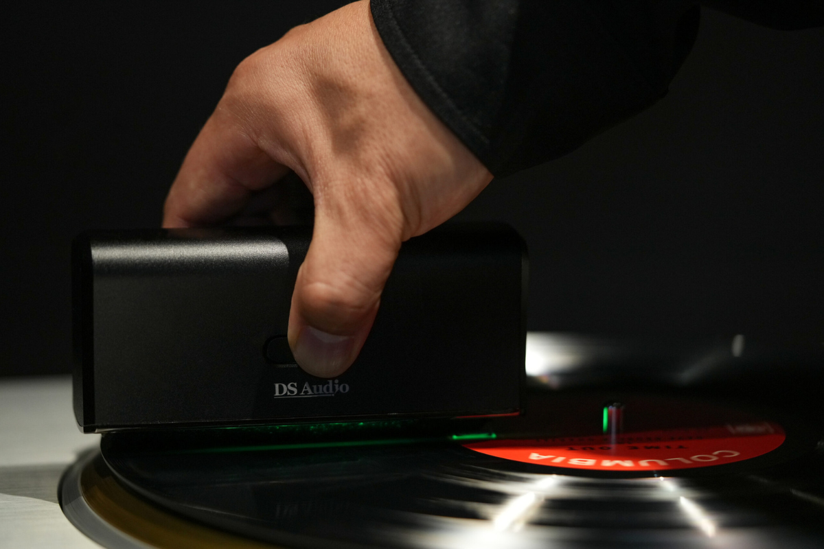 DS Audio SC-001 cleans the grooves on vinyl records by vibrating – the price is 1,450 euros