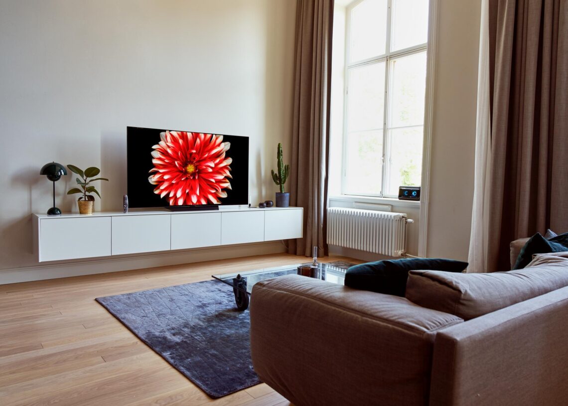 Testissä LG OLED 55B8 -televisio – mustinta mustaa