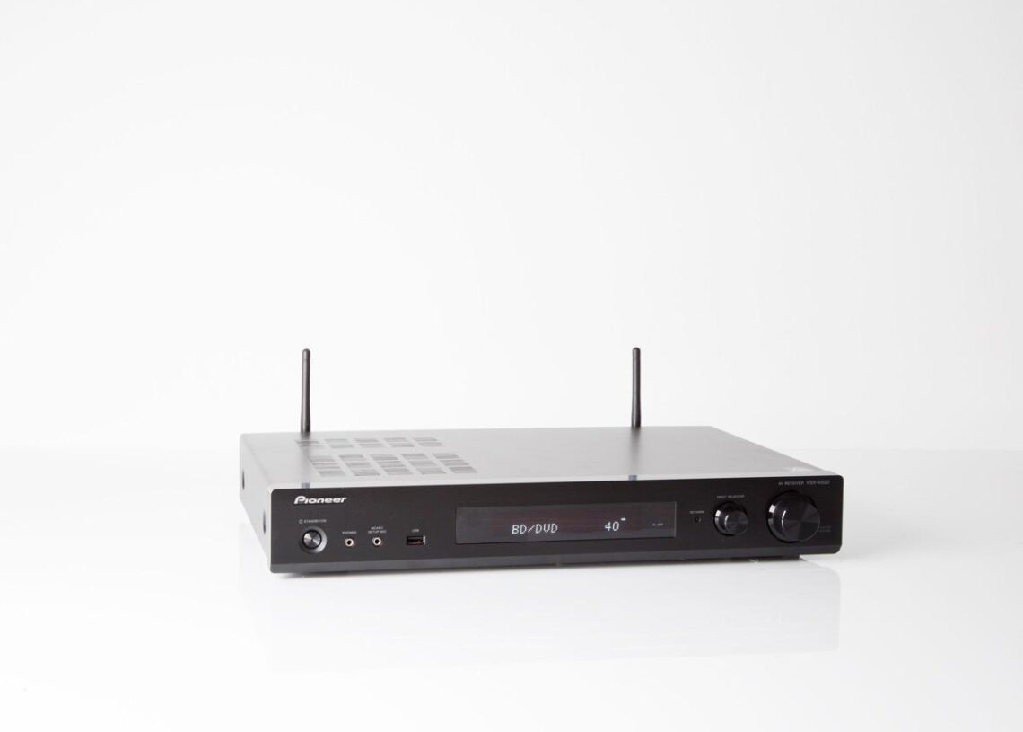 Testissä Pioneerin ohut VSX-S520-viritinvahvistin