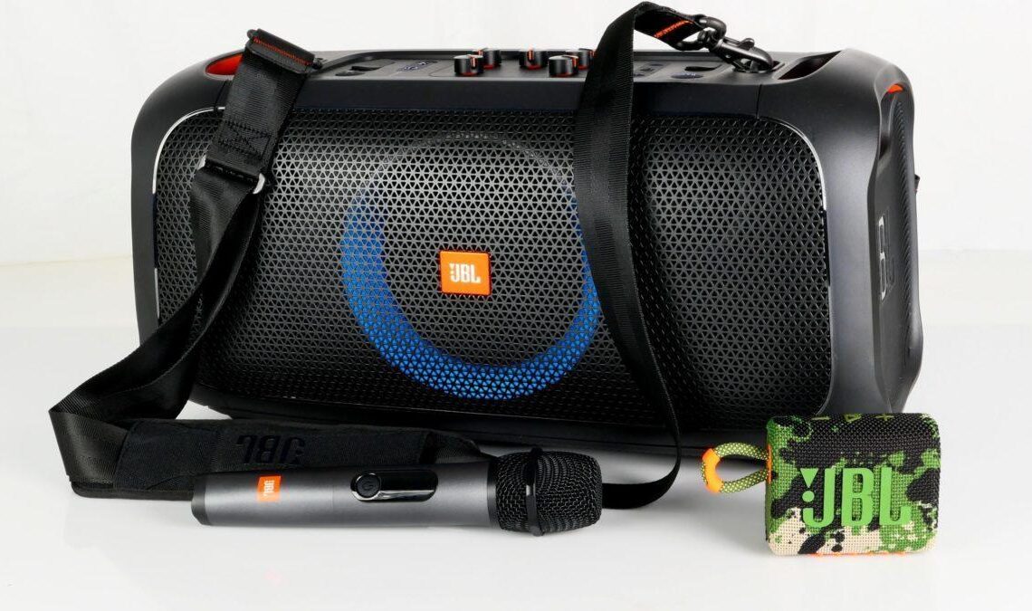 In the experiment, JBL PartyBox On-The-Go and Go 3: Speaker in a pocket or on the shoulder