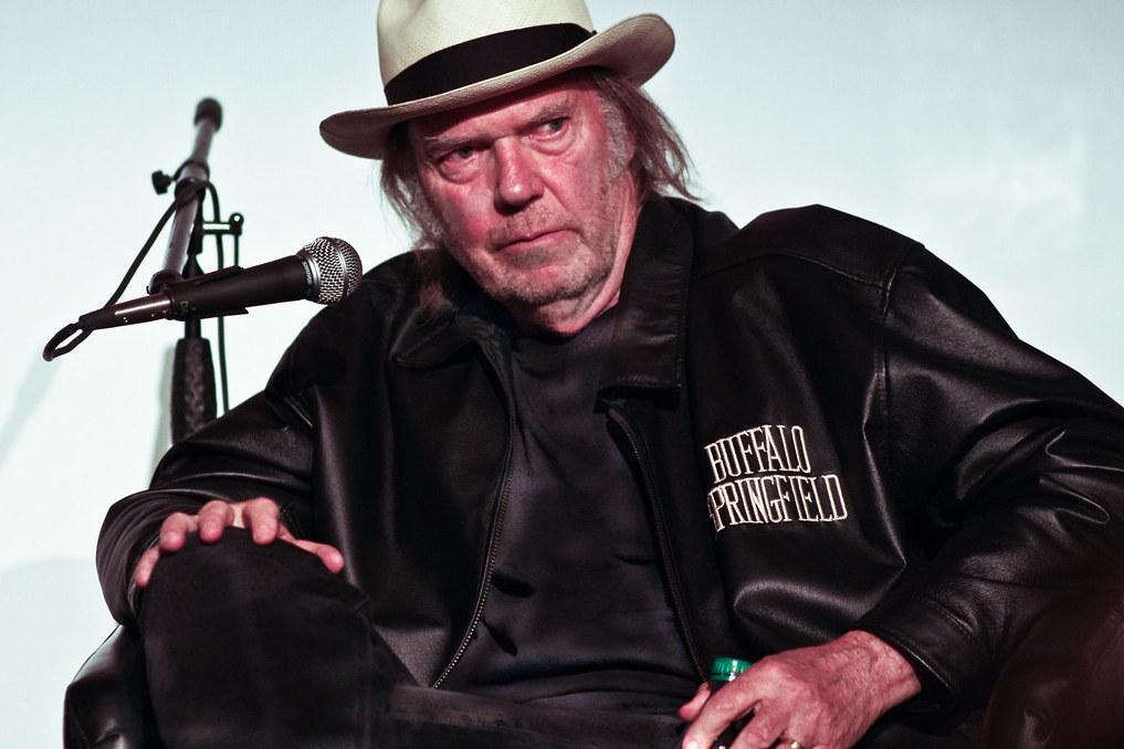 Neil Young palauttaa musiikkinsa Spotifyhin kritiikistä huolimatta