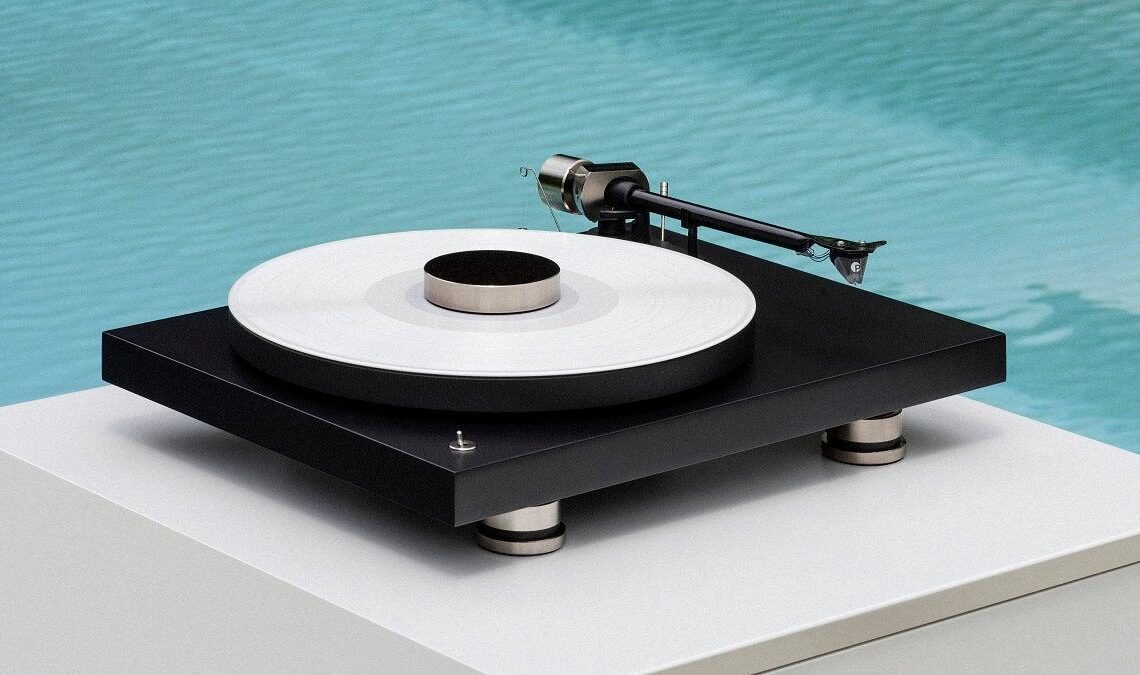 Pro-Ject juhlistaa kolmekymppisiään Debut Pro -levysoittimella