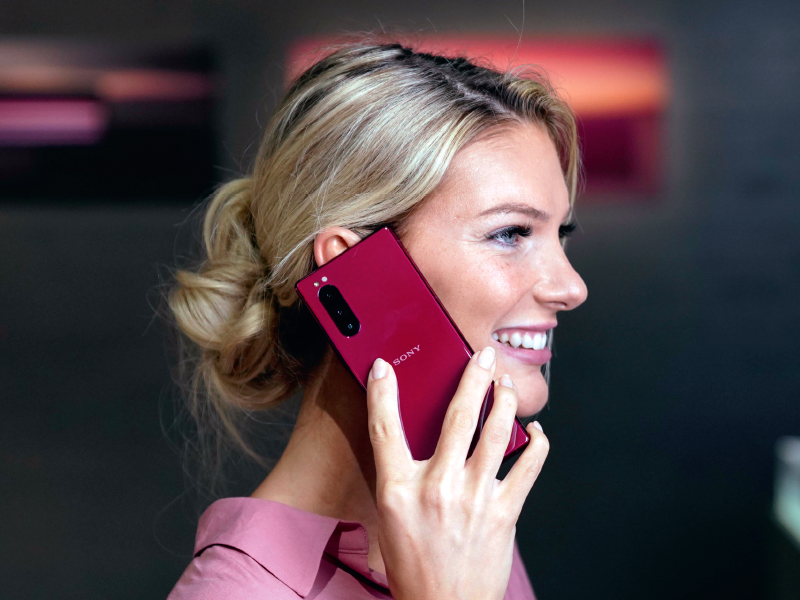 Testissä Sony Xperia 5: Kärkipuhelin kutistettuna