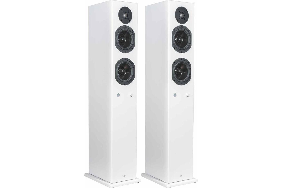 Totem Acoustic esitteli tornimalliset KIN Play Tower -kaiuttimet runsailla liitännöillä
