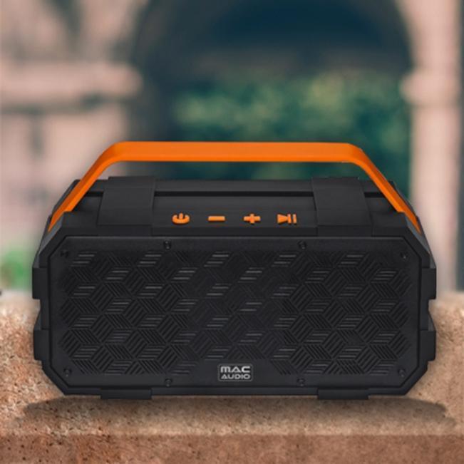 Kaksi bluetooth-kaiutinta – villimpi ja kesympi