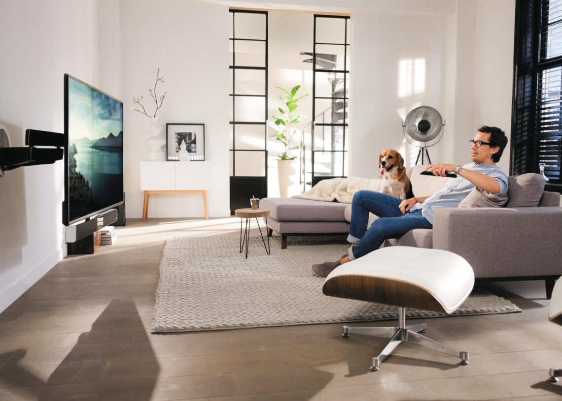 Televisiokiinnike joka kääntyy katsojaa kohti